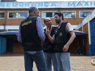 Presidente do Sinsap, André Luiz Garcia Santiago em conversa com agentes da Maxima (Foto: Fernando Antunes)