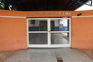 Na manhã de hoje, a escola municipal Arlindo Gomes estava fechada (Foto: Cleber Gellio)