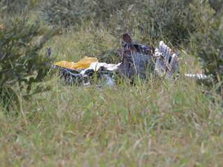 Destroços do caça da FAB. Aeronave afundou 2 metros no solo. (Foto: Simão Nogueira)