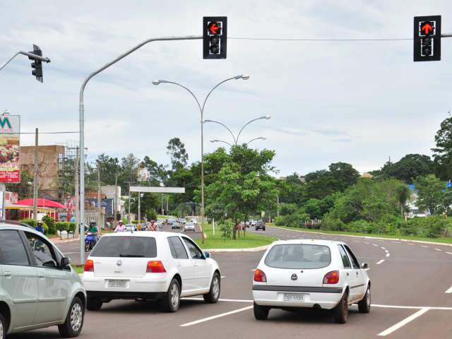  Novo sem&aacute;foro na Via Parque orienta motoristas para chegar ao Shopping