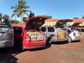 Três veículos apreendidos com cargas de produtos de origem paraguaia (Foto: Divulgação/DOF)
