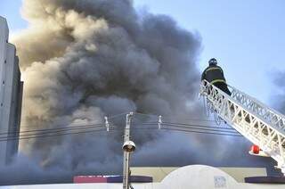 Bombeiros enfrentaram dificuldades no combate ao fogo em loja. (Foto: João Garrigó)