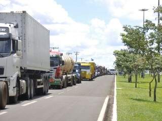 Bloqueio de caminhões na BR-163 em Campo Grande (Foto: Marcelo Calazans)