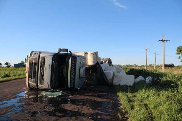 Motorista perde controle e carreta carregada com algod&atilde;o tomba na MS-276