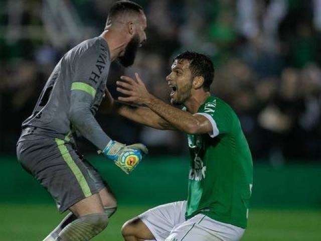 Jandrei pega p&ecirc;nalti e Chapecoense garante 2 a 1 sobre o Internacional 