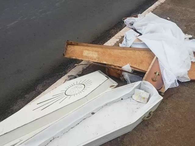 Varredores levam susto com caix&otilde;es abandonados no meio do mato