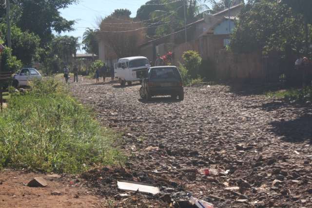 Moradores n&atilde;o cansam de se indignar por morar em uma "ilha sem asfalto"