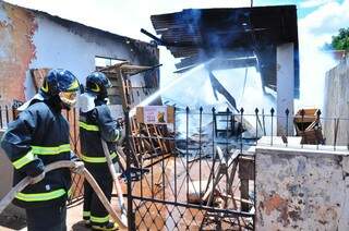Bombeiros apagam incêndio que destruiu casa onde funcionava uma marcenaria em Dourados (Foto: Eliel Oliveira)