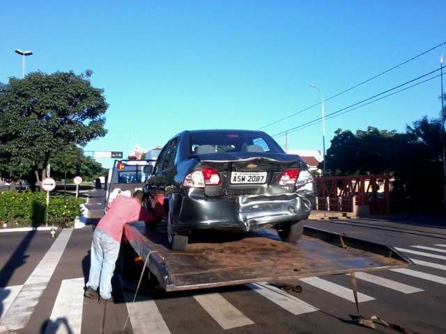 Condutor dorme ao volante e provoca engavetamento na Afonso Pena