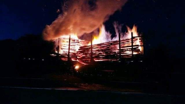 Mangueira de &oacute;leo rompe e carreta com eucalipto pega fogo na BR-158