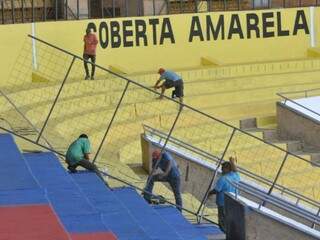 Morenão em obras, no começo deste ano, antes do início das competições de futebol (Foto: Alcides Neto / Arquivo)