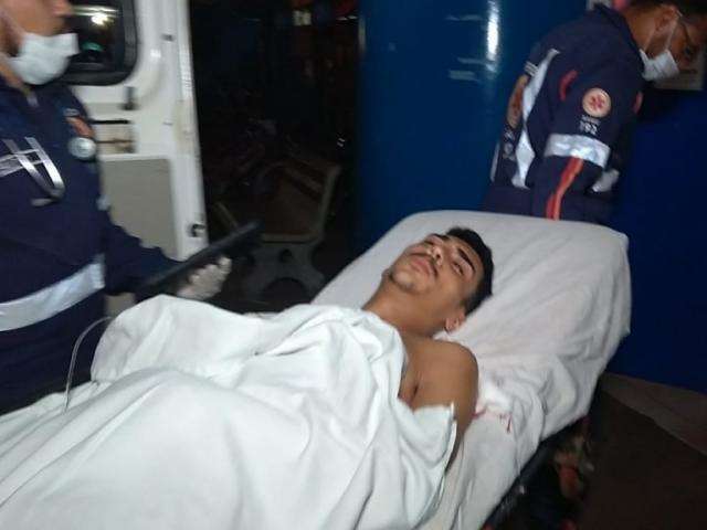 Motociclista de 18 anos &eacute; baleado no ombro durante tentativa de assalto 
