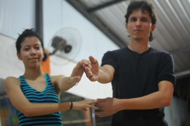 Em aula de dan&ccedil;a, Bachata e Lindy Hop s&atilde;o alternativas aos ritmos manjados