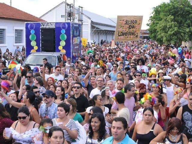 Folia chega nos bares, casas noturnas e na rua nesse Carnaval 