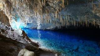 Como o próprio nome diz, a água da lagoa na caverna é azul como o céu, uma obra da natureza (Foto: Divulgação)