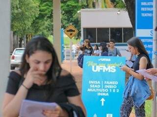 Preocupada: estudante em momento de reflexão sobre a prova em frente à reitoria da UFMS (Foto: Marcos Maluf)