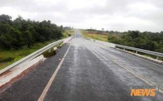 Erosão na cabeceira da ponte sobre o Rio Puitã, a cerca de 50 Km de Paranhos (Foto: Dourados News)
