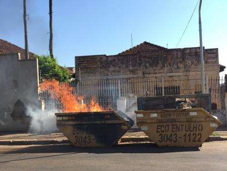 Com labaredas altas, ca&ccedil;amba &eacute; vista pegando fogo no Centro