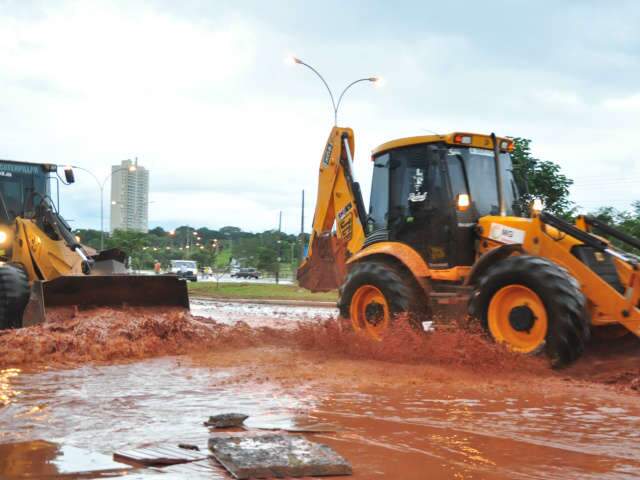  Depois da chuva, Prefeitura coloca homens e m&aacute;quinas para recuperar estragos