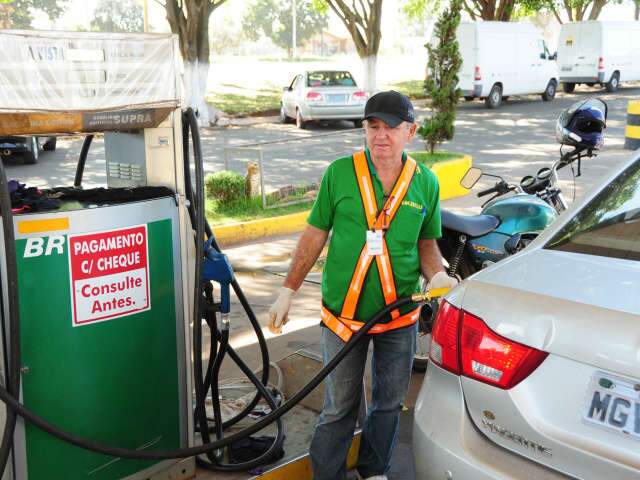  Gasolina volta &agrave;s bombas, mas postos ainda t&ecirc;m dificuldade para abastecer