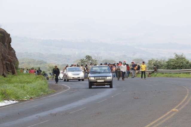 &Iacute;ndios bloqueiam BR contra mudan&ccedil;a na Constitui&ccedil;&atilde;o e ordem de despejo 
