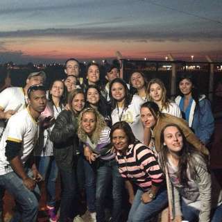 Já em Campo Grande, Ivete Sangalo posta foto no aeroporto rodeada de fãs