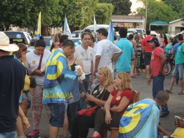 Em Tr&ecirc;s Lagoas, popula&ccedil;&atilde;o festeja vit&oacute;ria de Reinaldo em casa de deputado 