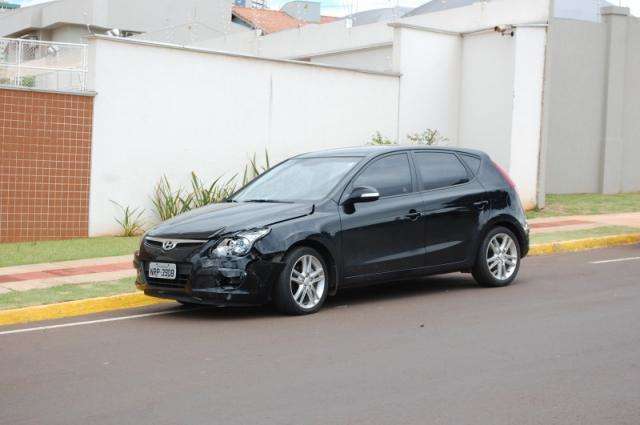 Mulher fica ferida em acidente entre carro e moto na Ricardo Brand&atilde;o