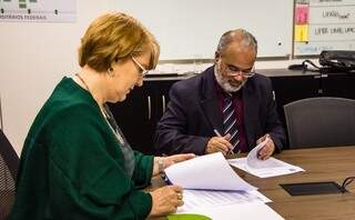 Presidente em exercício da Ebserh Jeanne Michel e o reitor da UFGD, Damião Duque de Farias, assinam cooperação (Foto: Divulgação)