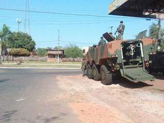 Tanques posicionados nas avenidas Brasil e Paraguai (Foto: Tião Prado)