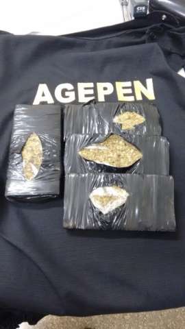 Detento &eacute; flagrado com quatro tabletes de maconha embaixo do casaco