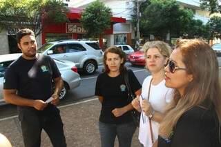 Socioeducadores realizam panfletagem na manhã de hoje no Centro da Capital. (Foto: Fernando Antunes)