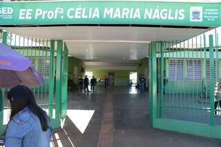 Movimento na Escola Estadual Célia Maria Náglis, segue tranquilo, sem registro de ocorrências (Foto: Fernando Antunes)
