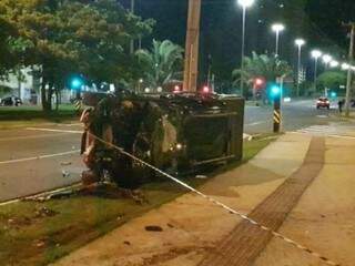 Após acidente, caminhonete capotou e parou tombada (Foto: Direto das Ruas) 