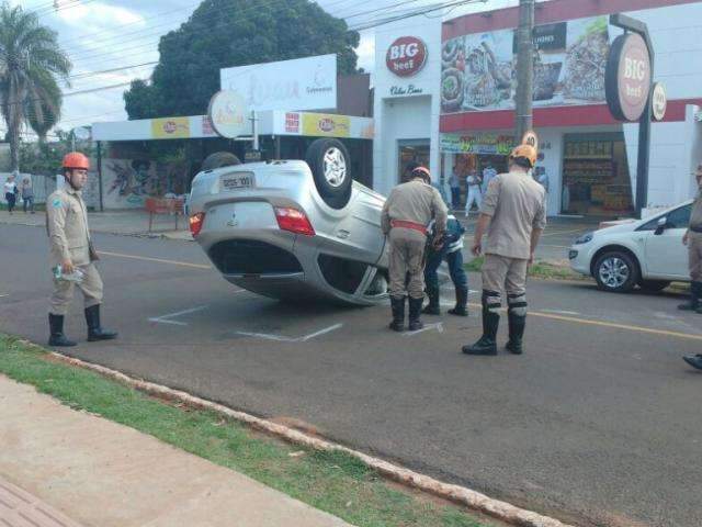 Idosa perde controle da dire&ccedil;&atilde;o, bate em carro estacionado e tomba na Bom Pastor