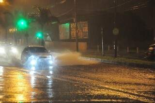 Várias partes da cidade ficaram alagadas por causa da chuva (Foto: João Garrigó)