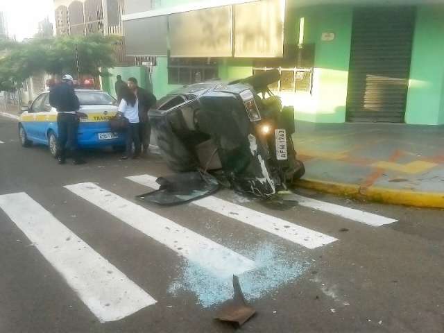 Motoristas &ldquo;furam&rdquo; sinal e carro capota em cruzamento do Centro