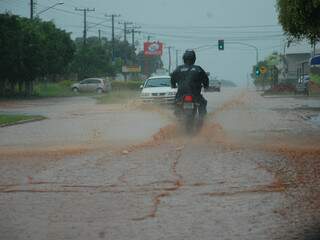 Rua Zulmira Borba inundada. 