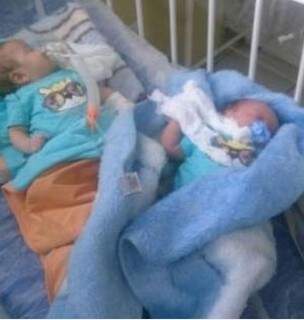 Gêmeos ficaram por horas em posto de saúde até conseguirem vaga na Santa Casa (Foto: Direto das Ruas)