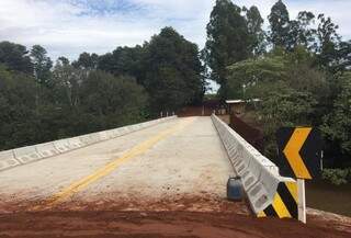 Ponte sobre o rio Taquara tem 44 metros de comprimento por seis de largura em Juti (Foto: Agesul/Divulgação)