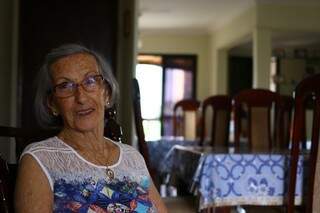 Em casa, na cadeira de balanço, senhorinha fala da vida e o quão é abençoada por envelhecer. (Foto: André Bittar)