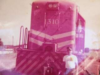 Jorge, com 40 anos, em frente de trem na ferrovia. (Foto: Marcos Ermínio)