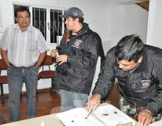 Policiais paraguaios conversam com Heriberto, que ficou preso. (Foto: ABC Color)