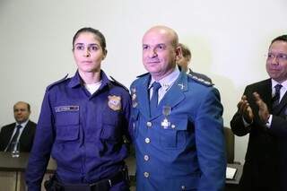A nova comandante e o ex-ocupante do posto, o major da PM Marcos César Hobel. (Foto: Fernando Antunes)
