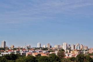 Sábado amanheceu com sol forte e céu azul em Campo Grande. Máxima prevista de 34ºC na Capital, mas no Pantanal pode chegar a 38º C em Corumbá (Foto: Marcos Ermínio)