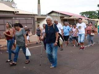 Tomasia da Silva, 80 anos, tem prótese nos dois joelhos e caminha com ajuda de uma bengala, mas nada a impede de participar da procissão (Foto: Henrique Kawaminami)