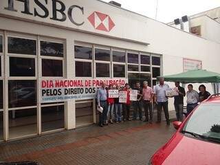 Bancários do HSBC retardaram em uma hora abertura de agência em Dourados (Foto: Divulgação)