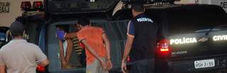 Adolescente de 15 anos (de camiseta laranjada) que se entregou após estuprar mulher no dia 23 de dezembro, durante roubo a uma chácara na Capital. (Foto: João Humberto)