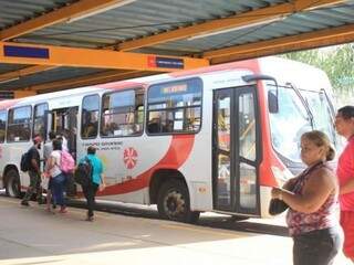 Passageiros entrando em ônibus em terminal de Campo Grande. (Foto: Arquivo) 