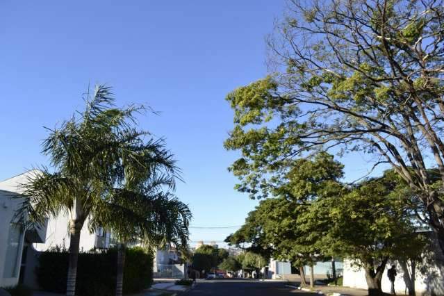 Quarta-feira de c&eacute;u claro e calor em Campo Grande
